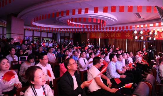 300余俄罗斯专享会人同唱红歌  共同庆祝新中国70华诞